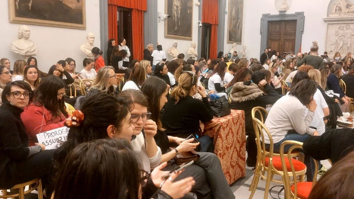 Centinaia di insegnanti in protesta al Comune: 