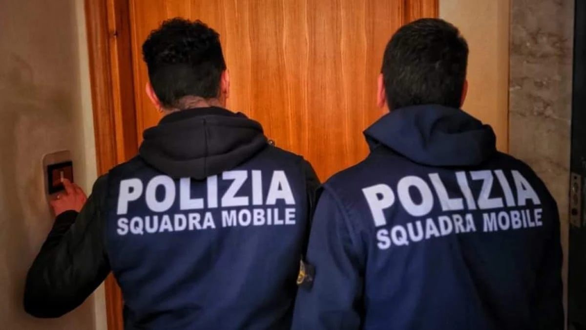 Finti poliziotti rapinano una famiglia armati di pistola e scappano su un'auto rubata