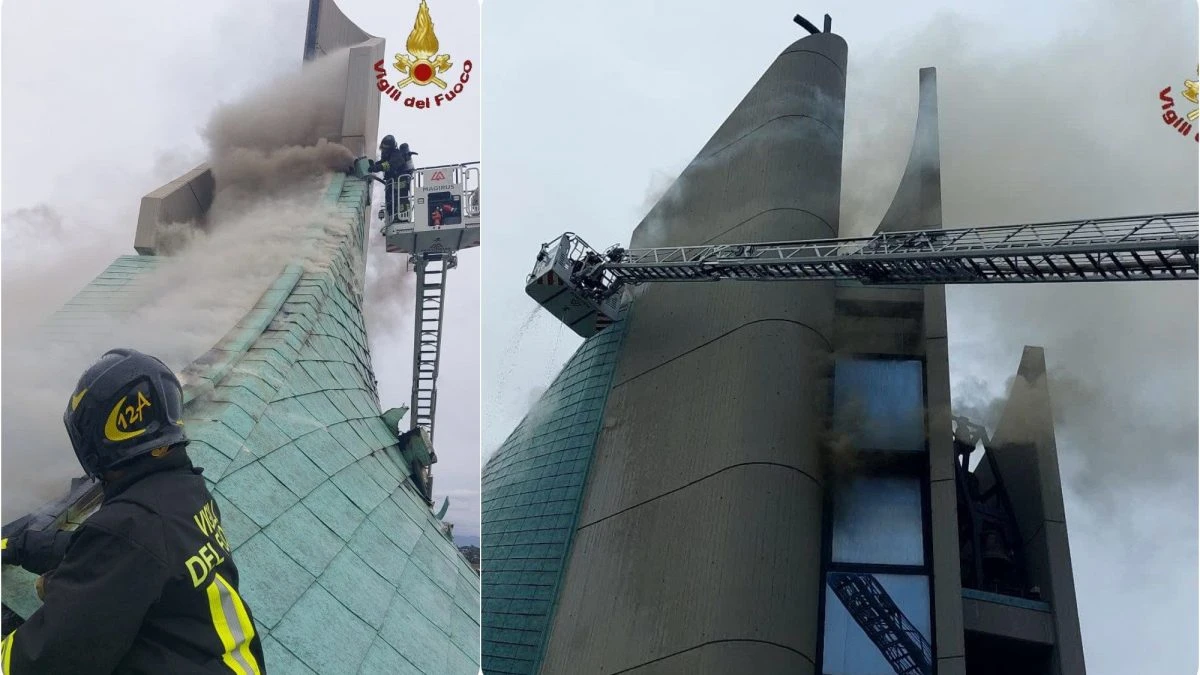 Incendio a Frascati, va a fuoco una chiesa: il fumo esce dal tetto e sovrasta la croce