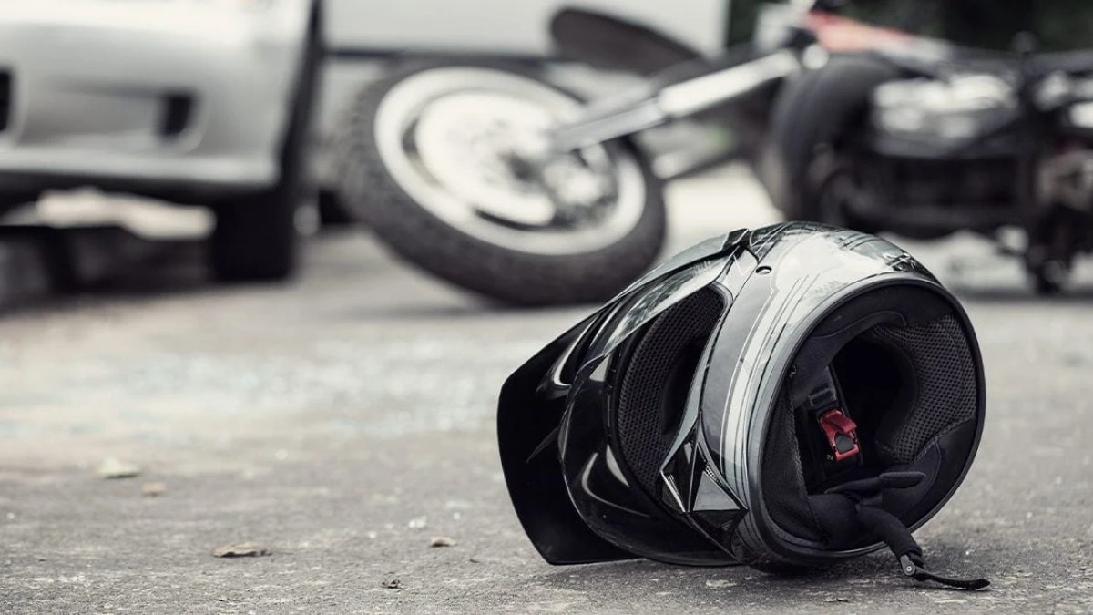 Si schianta su un guard rail lungo la Roma-Fiumicino: morto scooterista di 43 anni