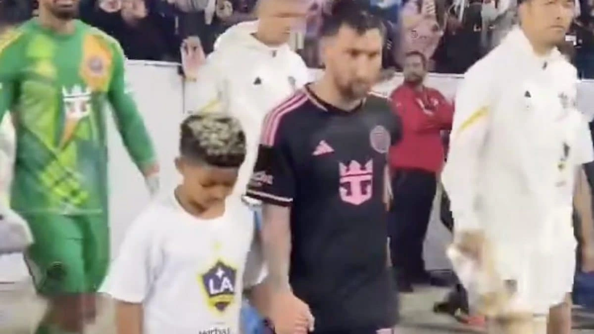 Messi entra in campo con una mascotte speciale: è un ragazzino, ma è tre volte più ricco di lui