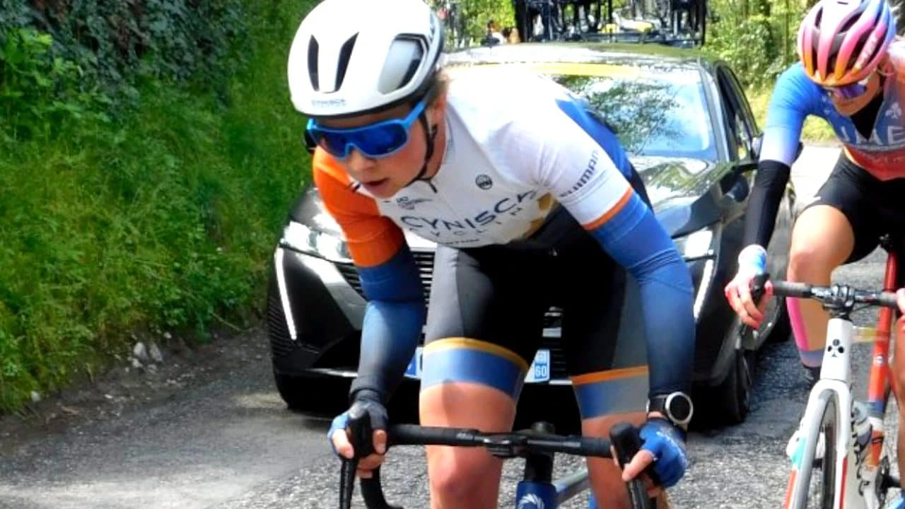 Travestono il meccanico da ciclista per partecipare alla gara: la maldestra truffa finisce malissimo