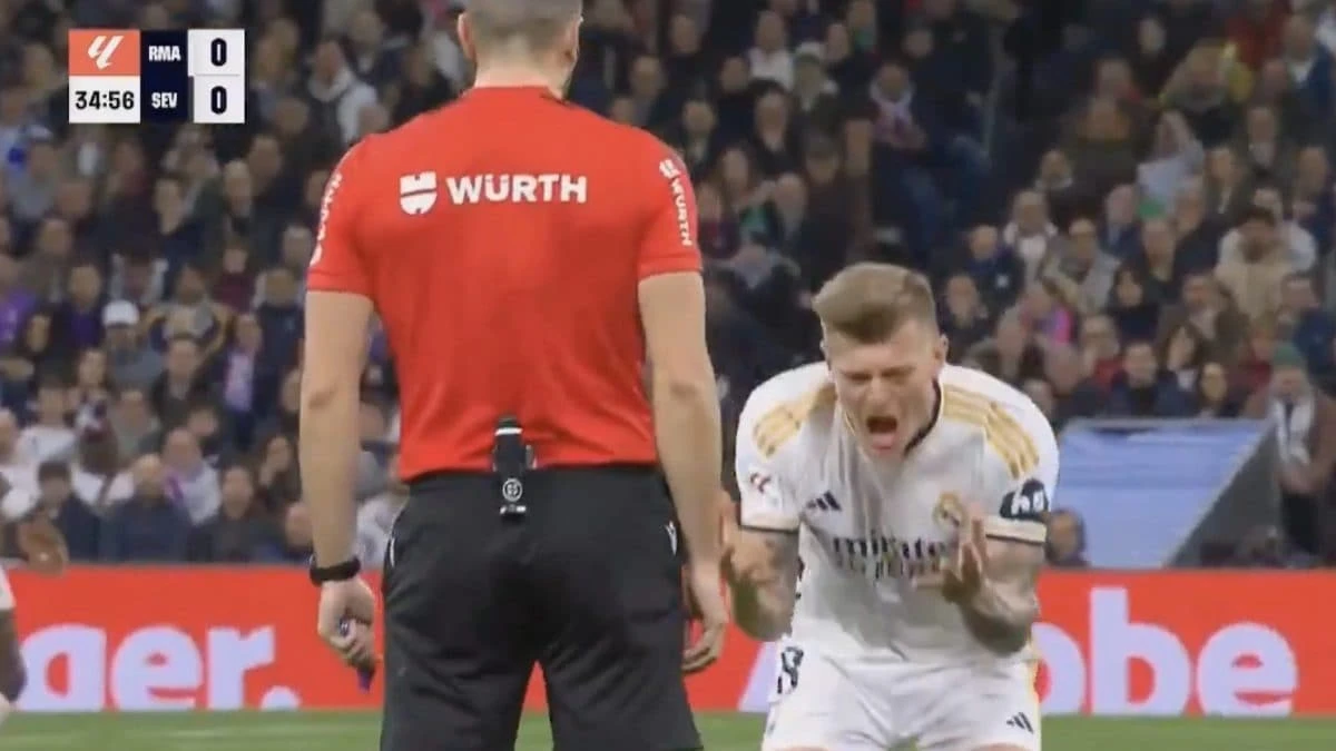 La reazione furente di Kroos all'ammonizione, scaglia l'anatema sull'arbitro: 