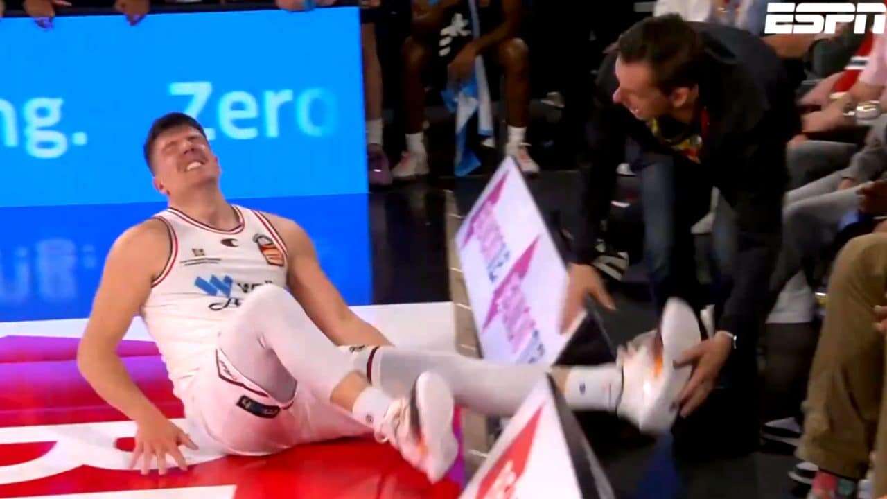 Giocatore crolla in preda al dolore durante una gara di NBL in Australia: lo salva uno spettatore