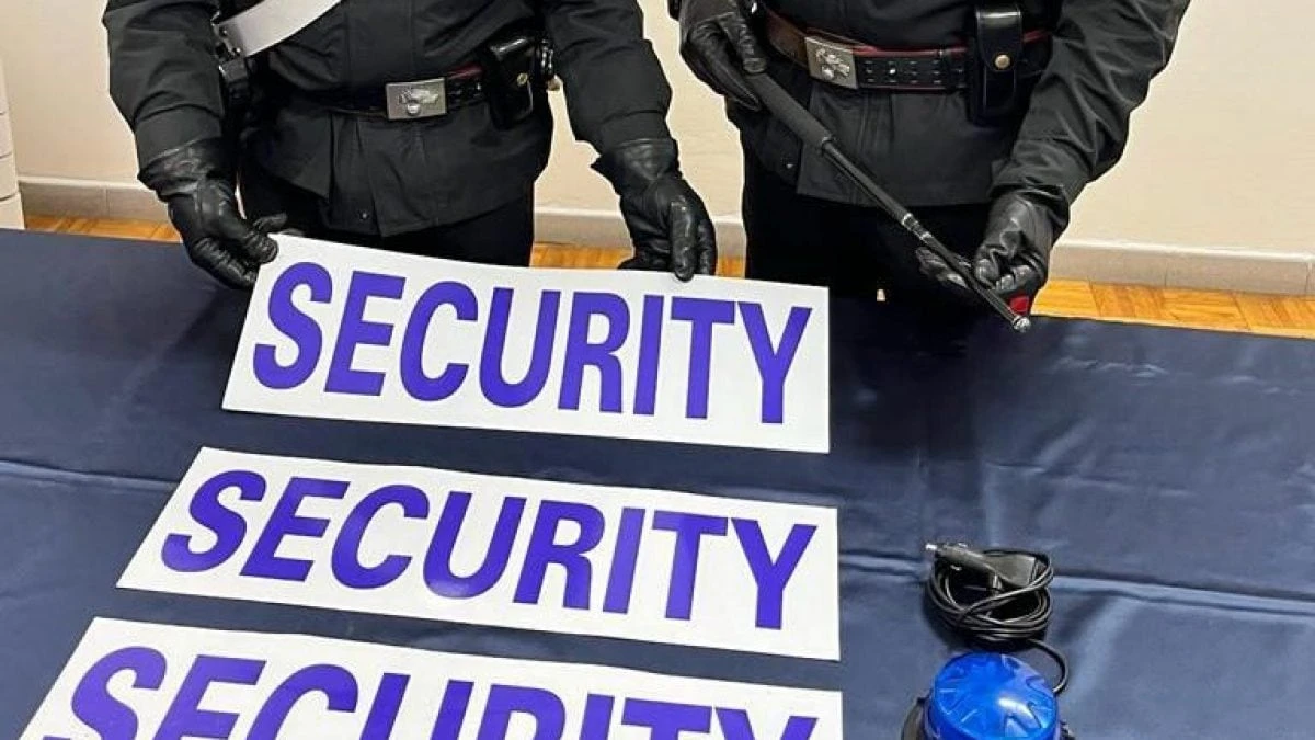 Va in giro di notte con lampeggiante sull'auto e sfollagente: finto vigilante denunciato nel Napoletano