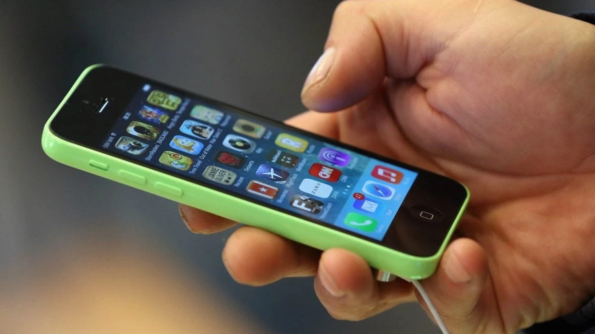 Sms truffa per entrare nei conti correnti delle vittime, poi li svuotavano comprando vestiti di lusso