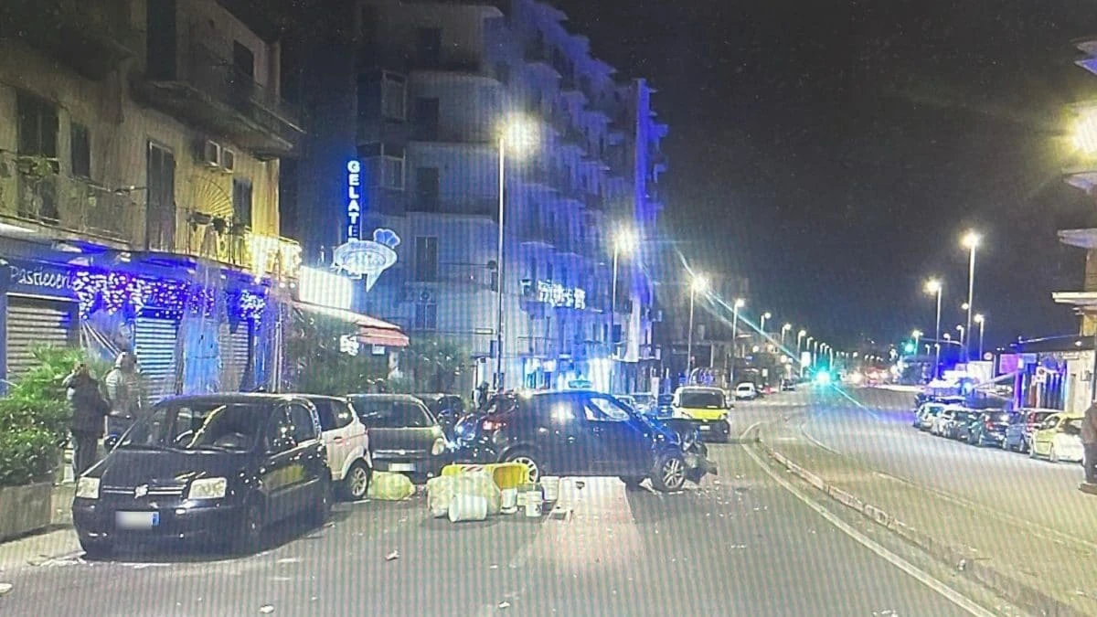 Incidente stradale a Napoli, 4 auto coinvolte: feriti due fratelli di 28 e 14 anni
