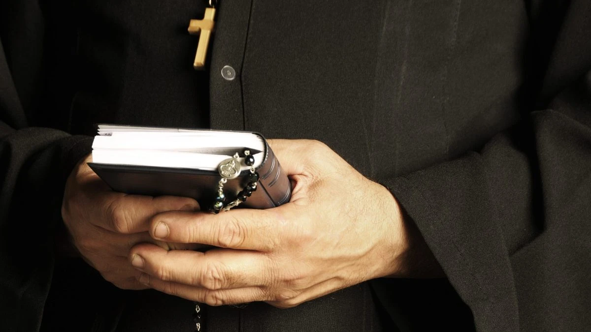 Cosa sappiamo del prete fuggito con la parrocchiana e sospeso dall'Arcivescovo
