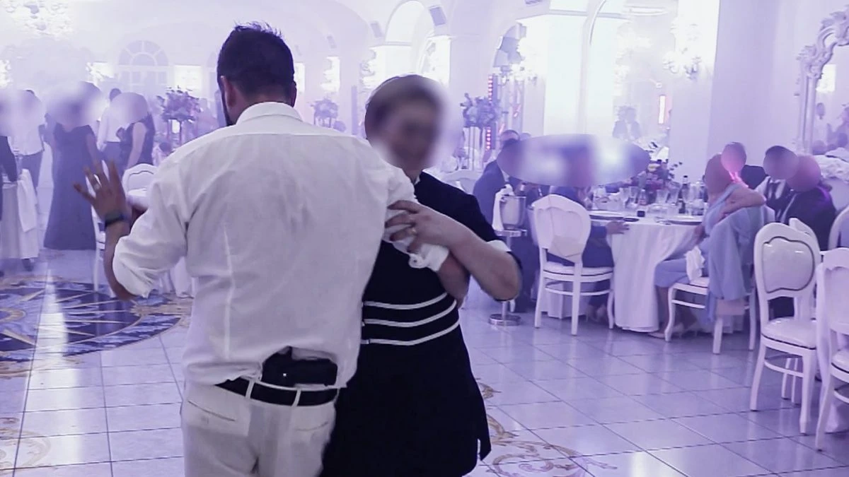 Matrimonio al Castello delle Cerimonie, il deputato nota una pistola in video. La produzione: è un giocattolo
