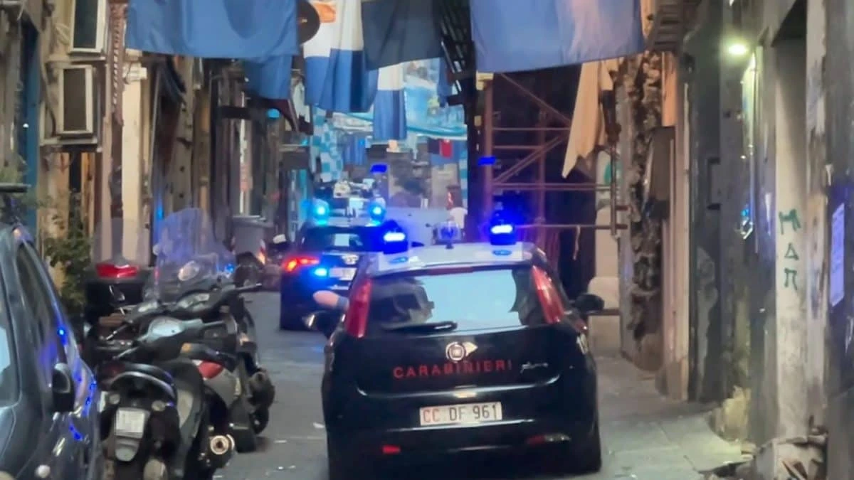 Spacca una bottiglia in testa al negoziante e rapina l'incasso: 19enne arrestato ai Quartieri Spagnoli