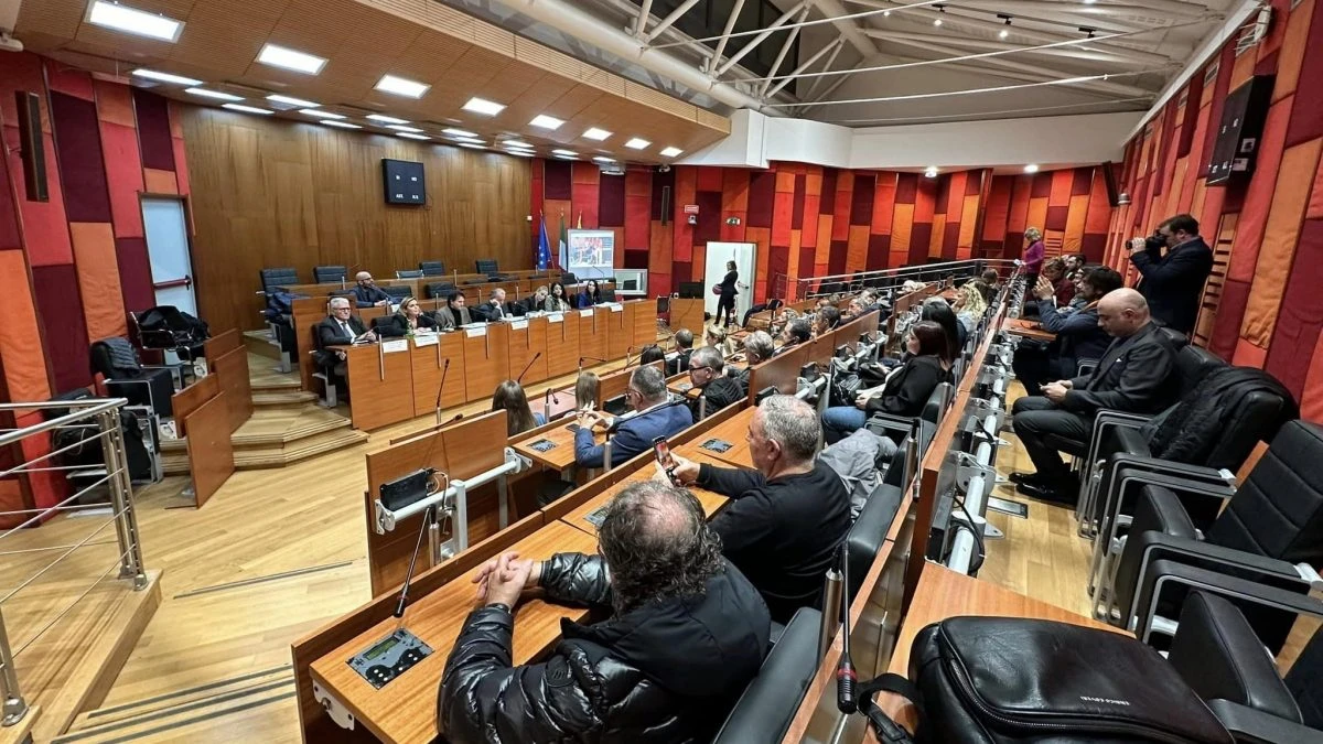 Napoli, il consiglio comunale vuole le lezioni di educazione al rispetto sugli schermi dello Stadio