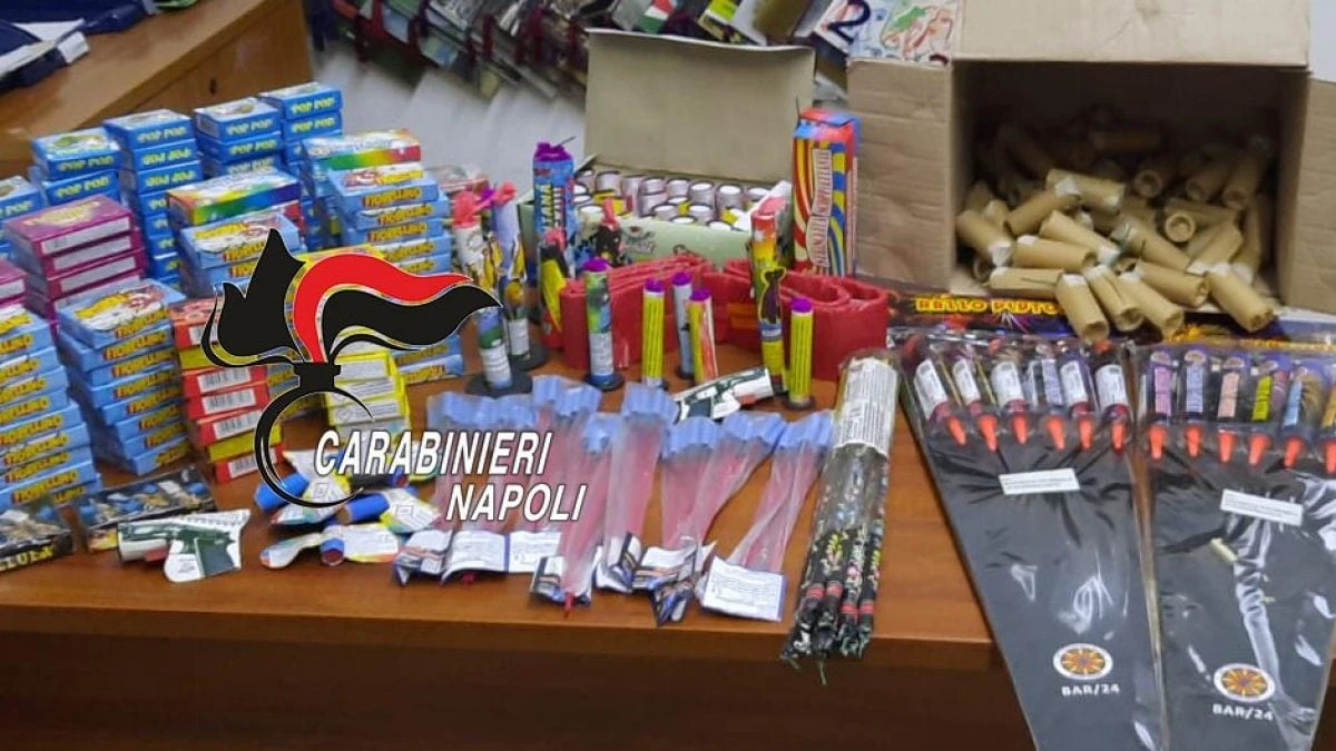 Vende botti illegali nella macelleria, centinaia di petardi pericolosi nascosti sotto il bancone a Casandrino