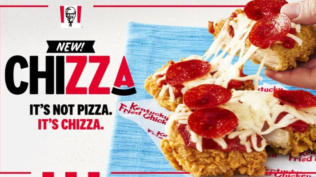 Base pollo fritto, formaggio e pomodoro: KFC lancia la sua pizza (per ora solo negli USA)