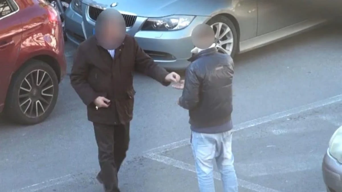 Pretende soldi per la sosta, ma l'automobilista è un carabiniere: parcheggiatore abusivo arrestato a Napoli