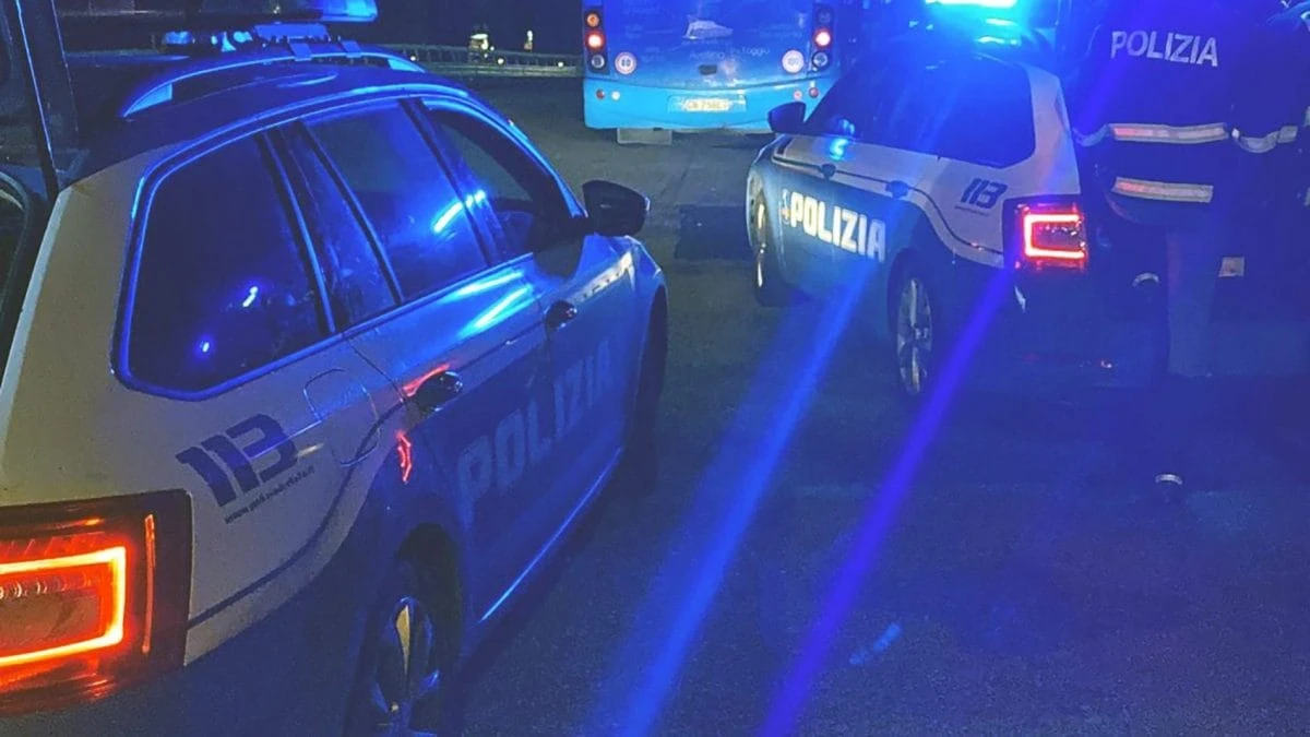 Rapinano l'area di servizio sull'A1 e fuggono a folle velocità nel Napoletano inseguiti dalla polizia