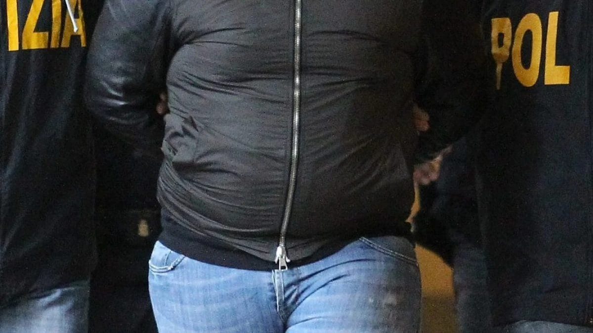 Aggredisce la suocera con una mannaia davanti ai figli piccoli: arrestato un 56enne