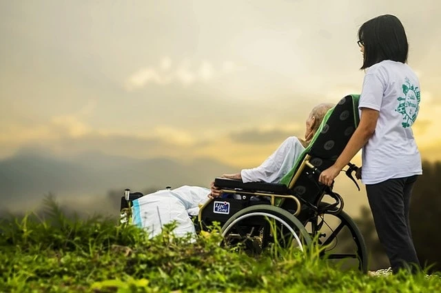 Suicidio assistito: le differenze con l’eutanasia e cosa prevede la Legge italiana