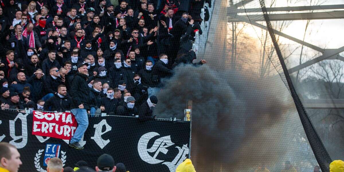 Skandal bei Regionalliga-Derby: Security schleust Neonazis ins Stadion