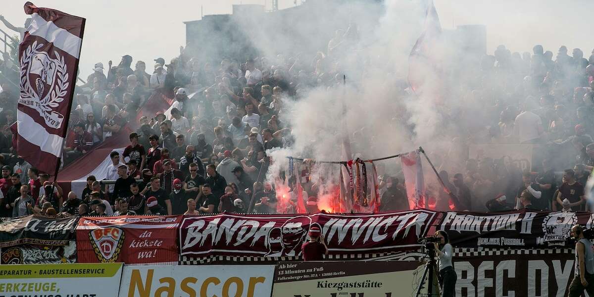 Bepöbelt, bedroht, mit Steinen beworfen: Regionalliga-Trainer fürchtete um sein Leben