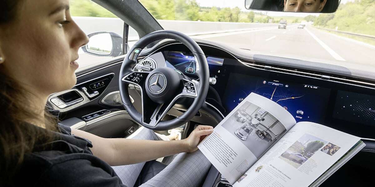 Während dieser Mercedes fährt, dürfen Sie auf dem Handy tippen oder lesen