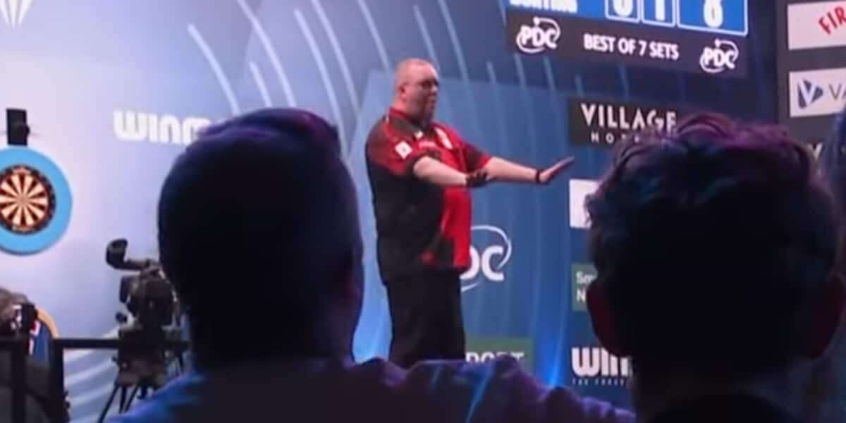 VIDEO: Wunderbare sportliche Geste von Stephen Bunting, als Danny Noppert bei den Winmau World Masters Matchdarts bekommt