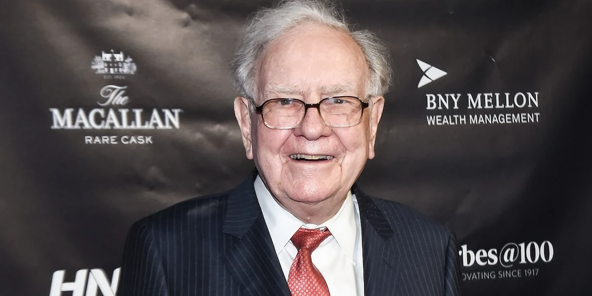 Mit Warren Buffett bauen Anleger langfristig Vermögen auf