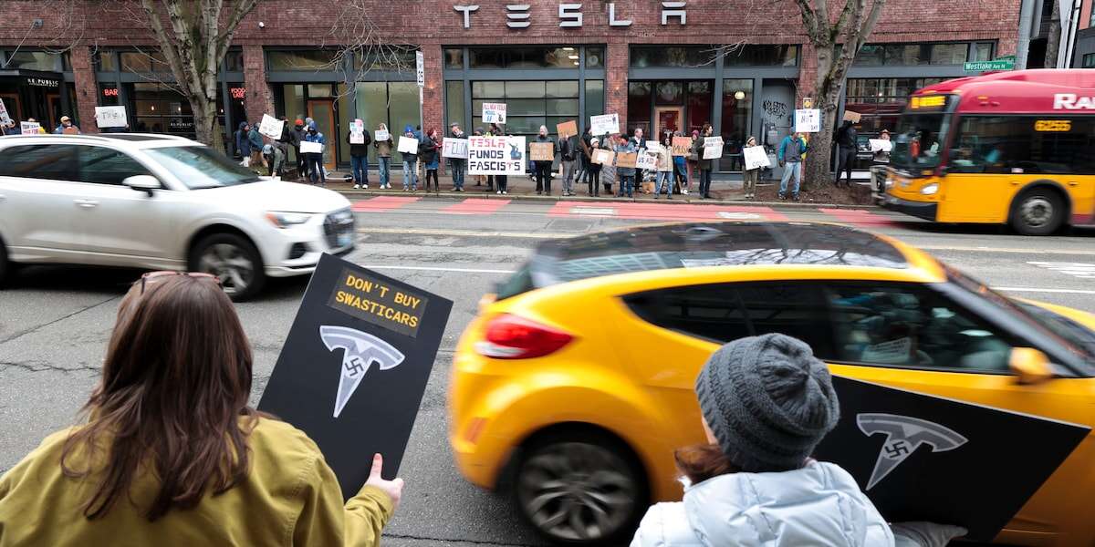 „Tesla-Takedown“: Demonstranten fordern Rückzug von Elon Musk aus der Politik