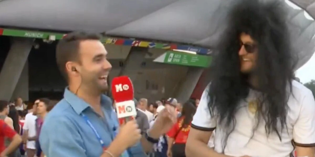 Als Reporter vor Halbfinal-Match auf deutsche Fans trifft, prustet er laut los