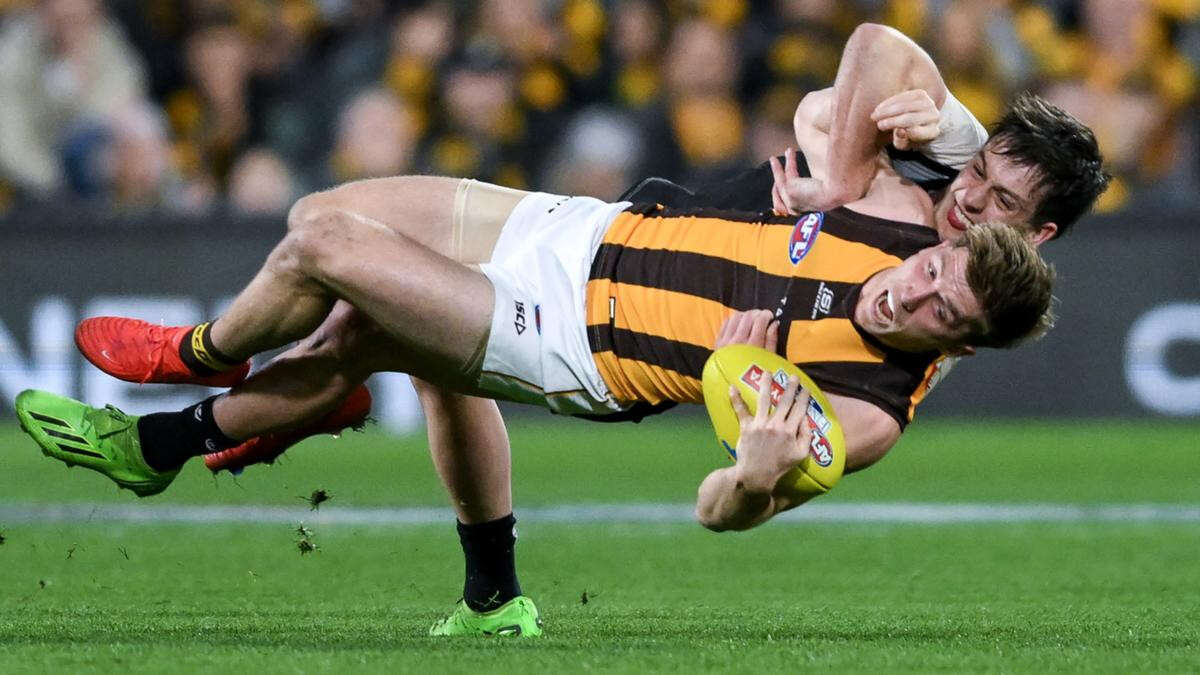 It’s finals footy! Fans explode over contentious free kicks