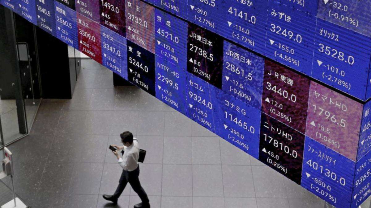 Asian stocks sit tight, yen firms as BOJ beckons