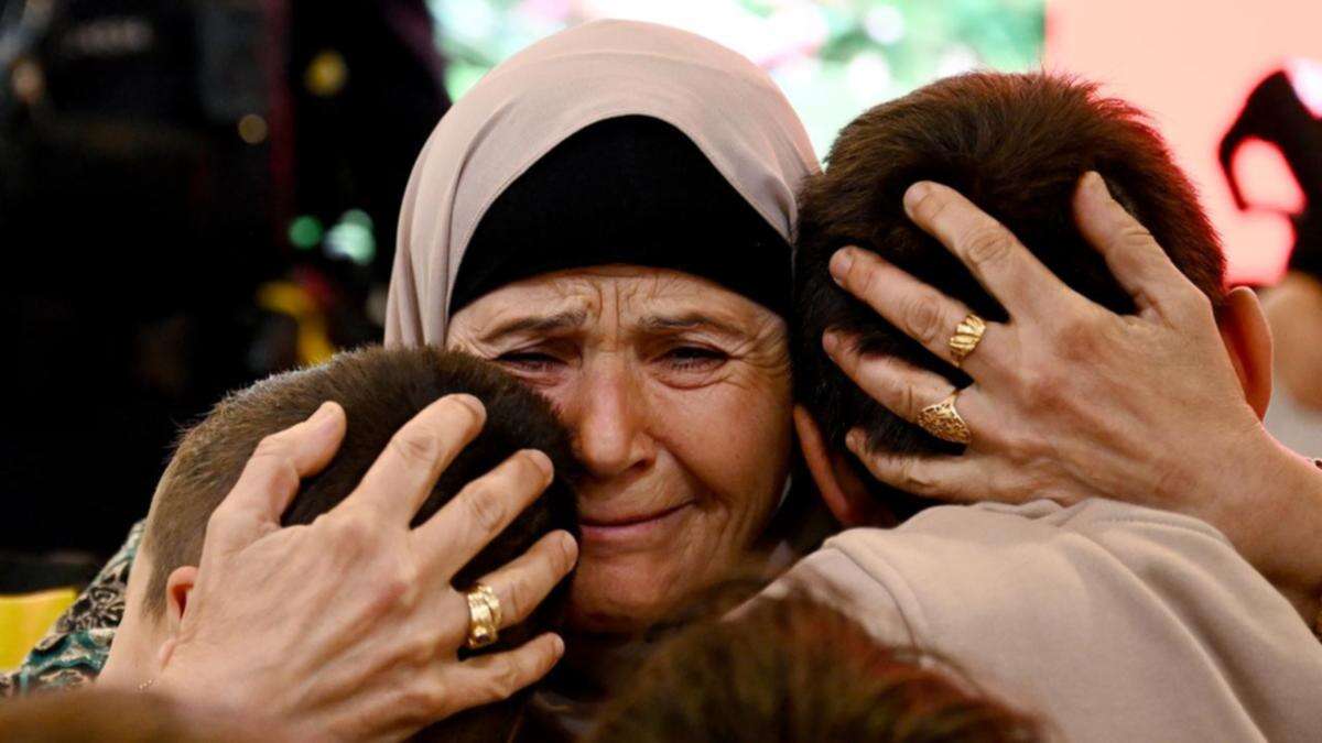 Tears and hugs as Aussies return from Lebanese war zone