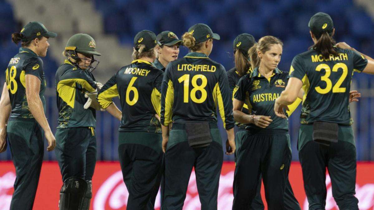 Australia squeeze Kiwis tight to move close to semis