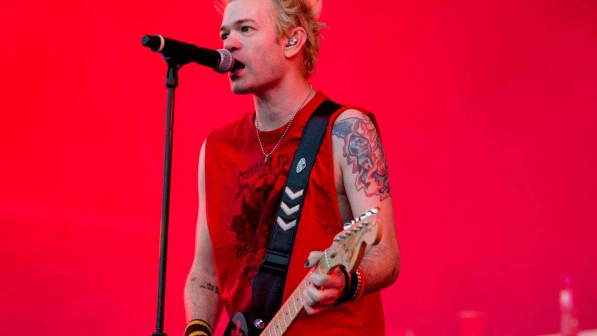 Sum 41 star Deryck Whibley recalls supporting Paris Hilton as she cried over leaked tape