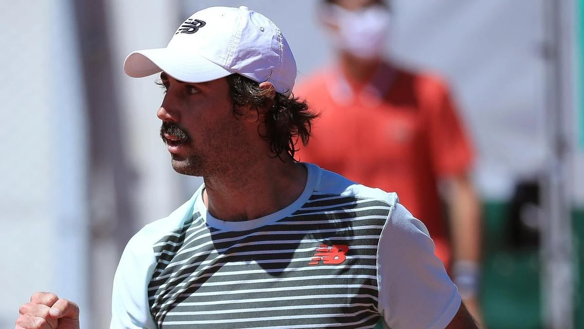 Thompson through to last 16 in Stuttgart