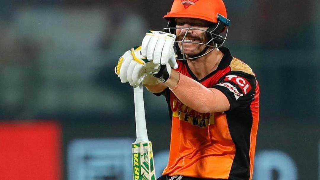 Warnie puts Aussie stars on notice