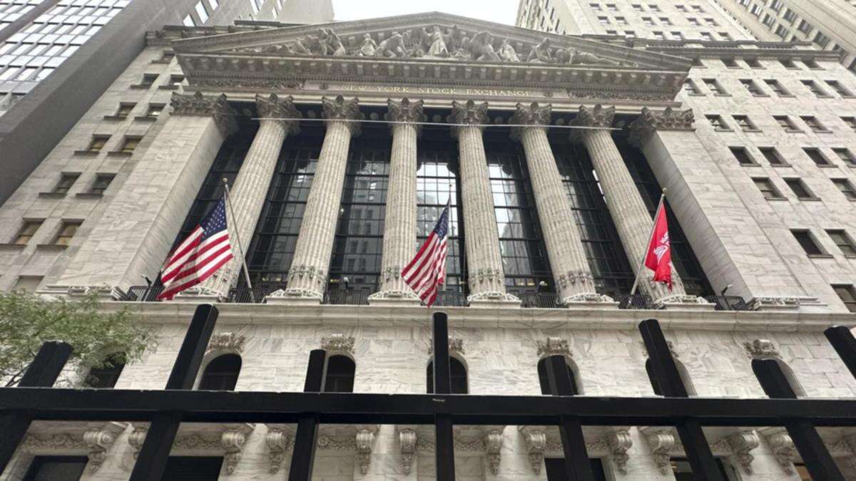 Wall St mixed ahead of data-loaded week