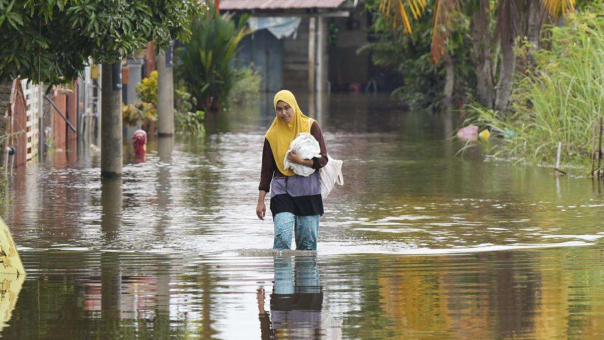 Deadly floods wreak havoc in Malaysia and Thailand