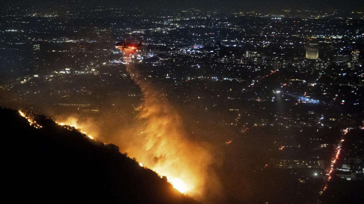 updatedBlaze erupts in Hollywood Hills near Runyon Canyon