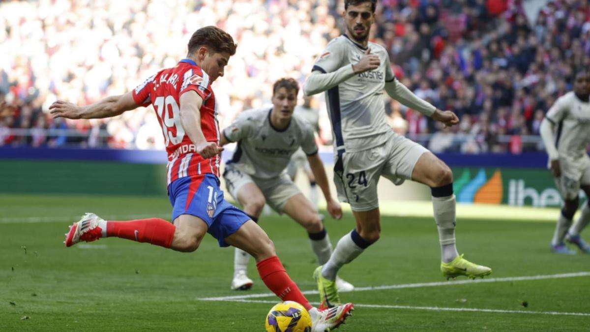 Atletico Madrid extend streak, lead league at halfway