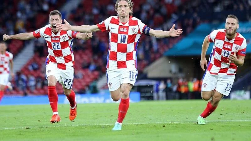 Modric fires Croatia into Euro knockouts