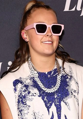 JoJo Siwa clarifies sexuality after starting up a relationship with Chris Hughes