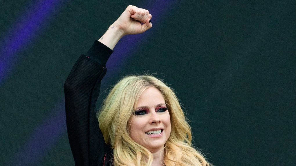 Avril Lavigne praises ex-husband Deryck Whibley as they perform together