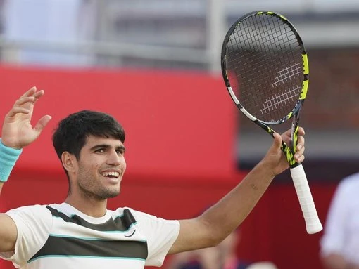 Carlitos plays marathon man again at Queen's Club