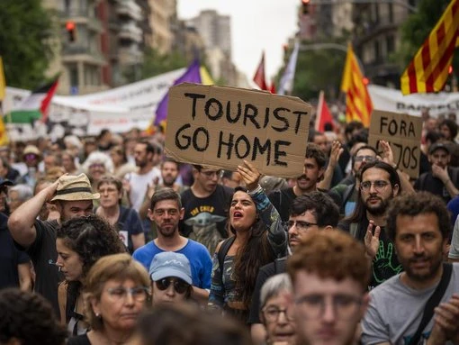 Water guns turned on tourists in Spanish cities