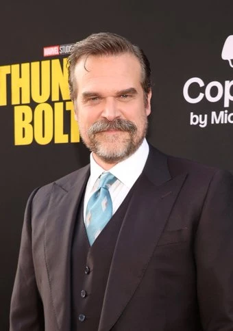 David Harbour ditches his smart phone