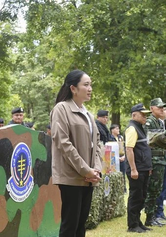 Thai PM, former Cambodian leader visit disputed border
