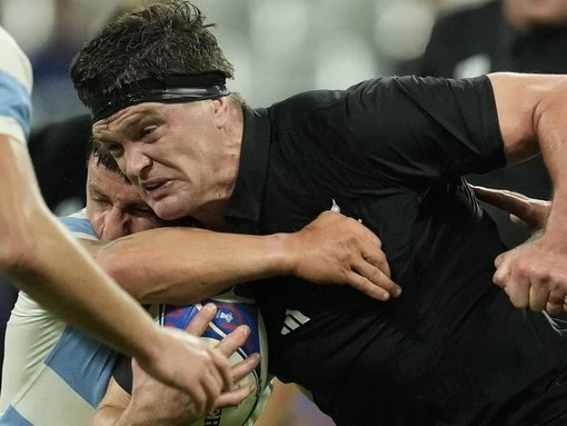 Coach resists calls for Savea to skipper All Blacks