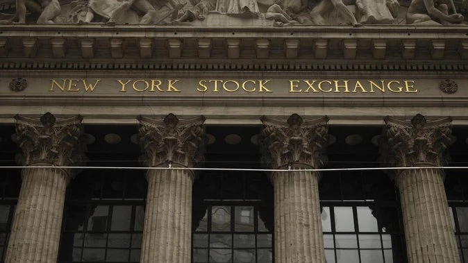 Wall St edges up,Trump's Mideast decision in focus