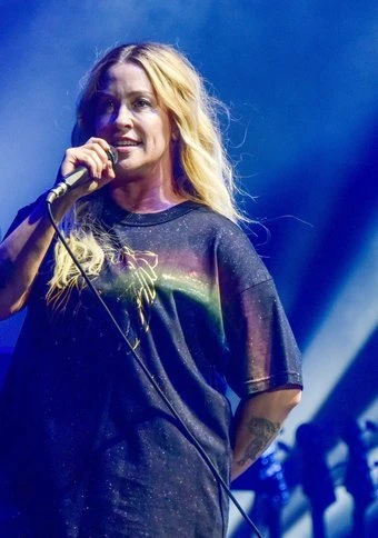 Alanis Morissette 'would not be alive' without therapy
