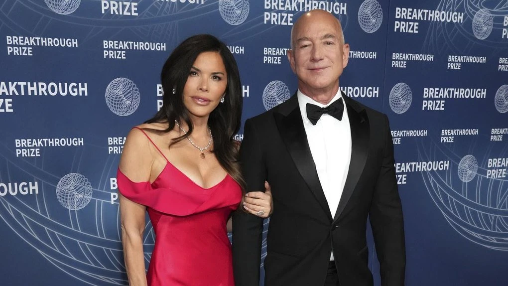Bezos' Venice wedding party moved on security concerns